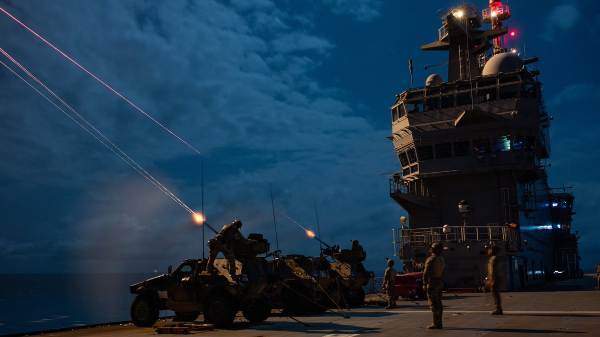 EtatMajorFR's tweet photo. 📍 Golfe de Guinée | Poursuite de l'opération #CORYMBE
 
➡️ Entraînements variés pour les marins et soldats 🇫🇷 déployés à bord du porte-hélicoptères amphibie aux côtés des partenaires de la zone :
 
💥 Exercices de tir individuel et de tir blindé depuis le pont d'envol du PHA
🌊🧯 Débarquement amphibie avec les soldats 🇬🇦 et entraînements à la sécurité à bord avec un patrouilleur 🇧🇯
 
🤝 Coopération et confiance mutuelle pour la sécurité maritime du golfe de Guinée