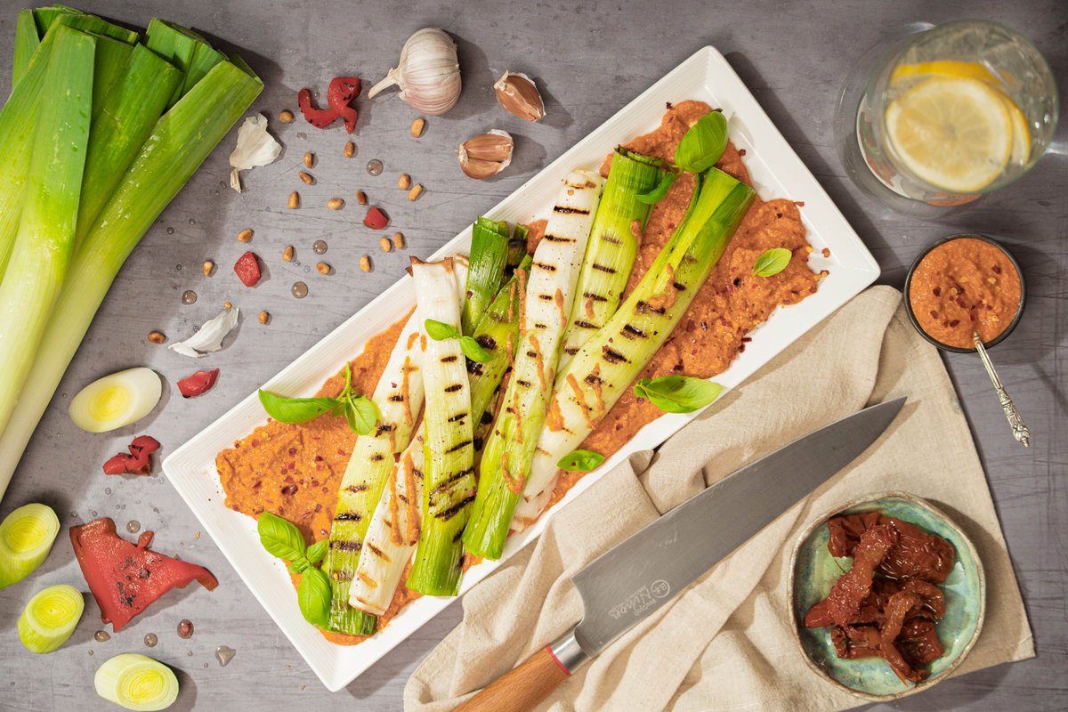 Fire up your weekend cooking! 🔥

Charred Leeks with Romesco Sauce — smoky, vibrant &amp; full of flavour.
Perfect with steak, chicken, grilled meats or fish. 🍽️

👉 Try it this weekend: thclements.co.uk/leeks/charred-…