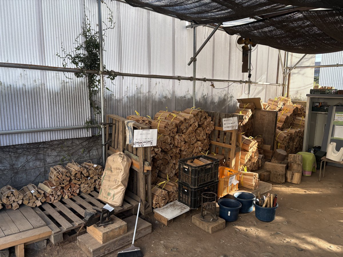 OpKumamoto's tweet photo. キャンプシーズンに入り、キャンプ用薪を沢山の方にお買い上げ頂いております

今のところ在庫はたっぷりありますが、毎年年末には欠品気味になりますので今のうちに薪生産頑張ります💪 https://t.co/5vtGoNqlt6