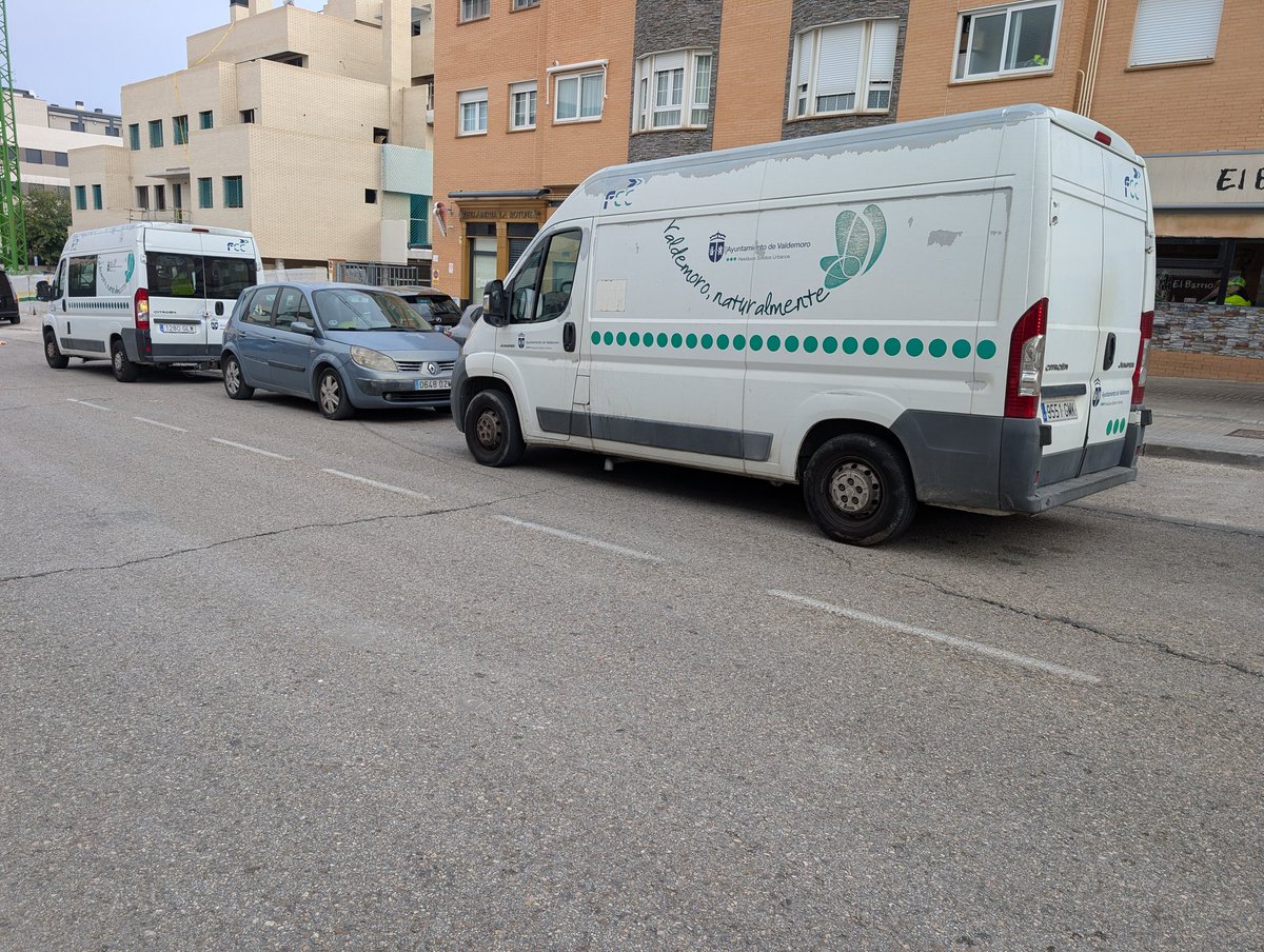 Hola <a href="/Ayto_Valdemoro/">Ayto de Valdemoro</a> me parece vergonzoso que se tapone una calle de esta manera en doble fila mientras se está trabajando