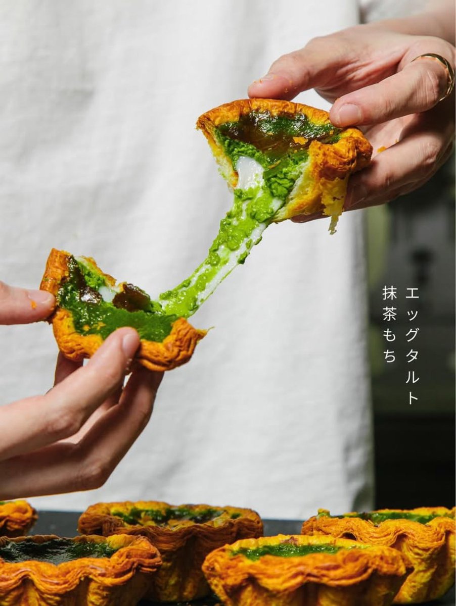 innsarin_family's tweet image. มัทฉะโมจิสดปั้นมือในตำนานเจ้าแรกของโลก ที่ทำให้ทุกคนกลับมาตกหลุมรักอีกครั้ง!

Uji Matcha Mochi เราใช้มัทฉะแท้จากเมืองอุจิ หอมแบบมีเอกลักษณ์ ด้านล่างเราใช้มัทฉะกานาช ตามด้วยโรยคินาโกะเพิ่มกลิ่นหอมของถั่ว จับคู่กับโมจิสดปั้นมือทุกชิ้น และคัสตาร์ดเนียนนุ่ม…