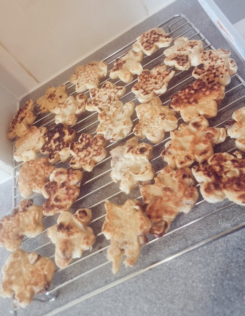 Made mini honey breads (or in my case golden syrup cos thats all I had at home) while waiting for the electrician to come to the flat to do yearly inspection.
I added sultanas to half of them - easier then I fear, maybe become a staple quick snack 😋
bbc.co.uk/bitesize/artic…