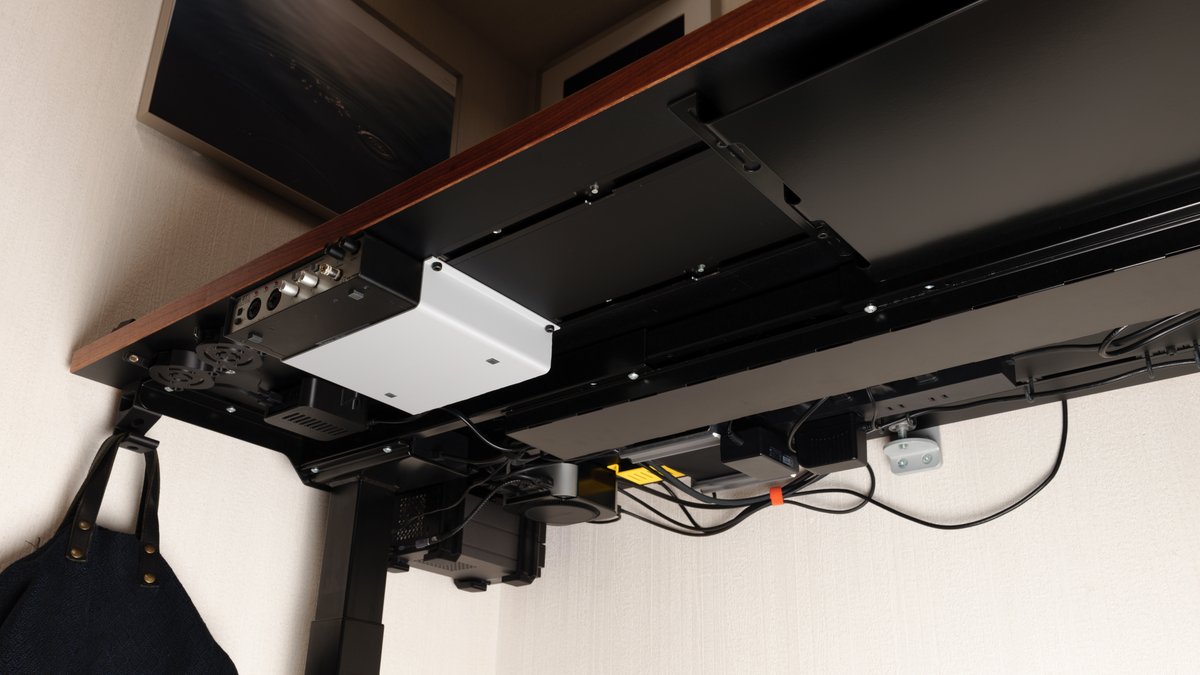 久しぶりに #PREDUCTS 関係の自作パーツ（グレーの）

Drawer Threeをはずして別の場所で使うことにしたので、オーディオフェースUR-RT2をデスクにぴったり据えつけられるマウントです。

寸法確認のテストのためにグレーでプリントしたけど、黒色で作り直すか迷うところ🤔