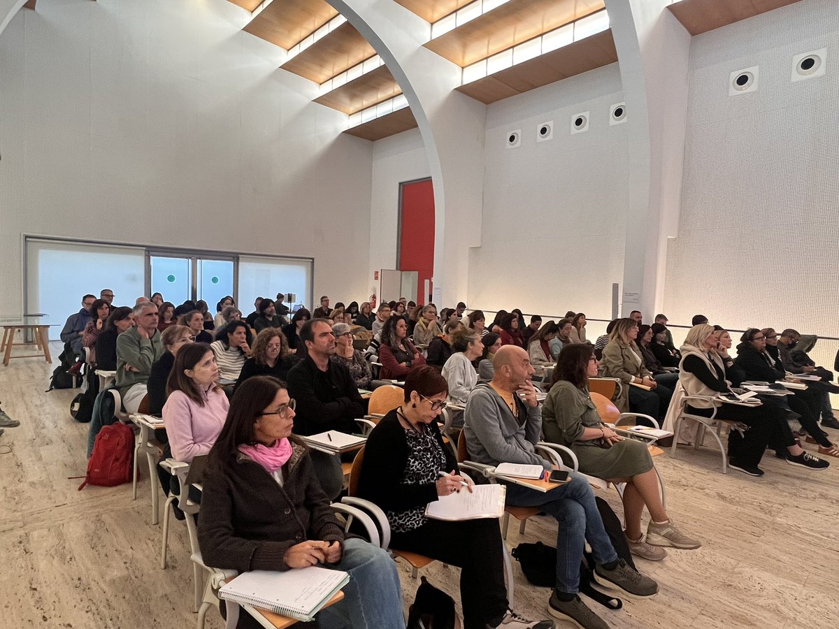 xarxaCb's tweet image. Avui, a l’#OMEGA2 de la @xarxaCb, escoltem atentament la @SanmartiNeus, fent-nos reflexionar sobre els informes d’avaluació. @RosaSensatAxA