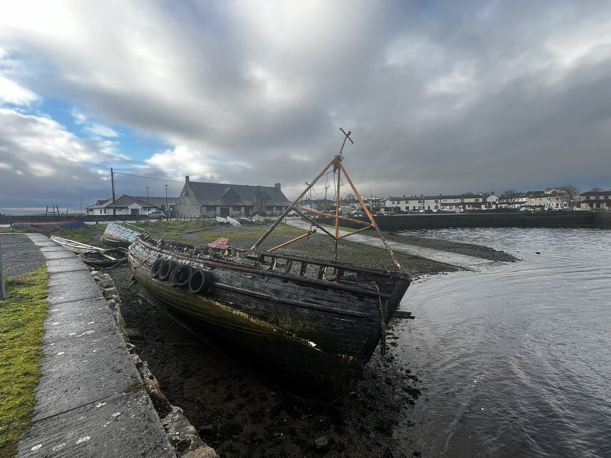 GalwayWalks's tweet photo. The Claddagh, where old boats go to die….. a bit like the ‘elephants’ graveyard’, or maybe more appropriately, a kind of ‘Fiddlers Green’ for old salts! 

#fiddlersgreen #shipwreck #oldsalt #jacktar #claddagh #galway #ireland https://t.co/bpyUAyYptO