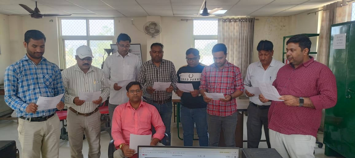 DoSaharanpur's tweet photo. मंडल कार्यालय सहारनपुर के अंतर्गत आने वाले cwc, बाहमनहेरी डिपो में वंदे मातरम के 150 वर्ष पूरे होने के उपलक्ष में राष्ट्रगीत के  सामूहिक गायन का आयोजन किया है। https://t.co/JiG2jVpOCw
