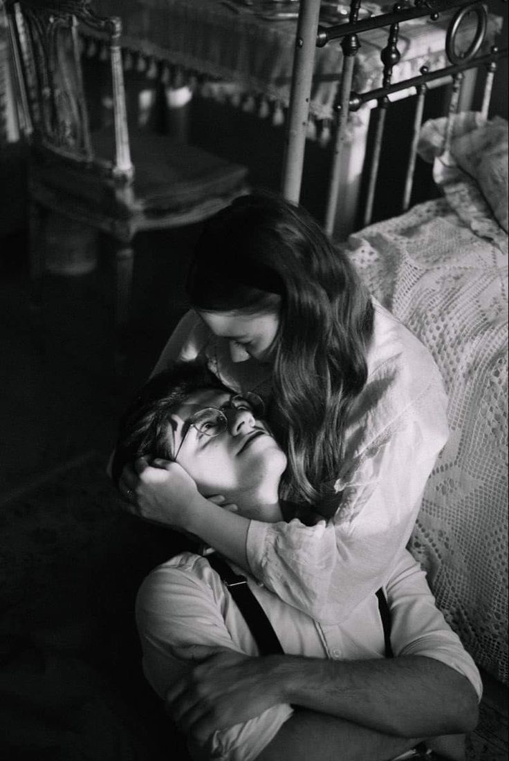 “Ben seni hangi evrende görsem tanıyor gibi hissederdim sanırım. Ve nerede tanısam, bir şekilde… Yine bu noktaya gelirdik.”

“Nasıl bu kadar emin olabiliyorsun?”

“Kadere pek inanmam… Ama varsa da bütün evrenlerde seni bana ayırdığında inanıyorum.”

 #masrilvanınaşkbestesi