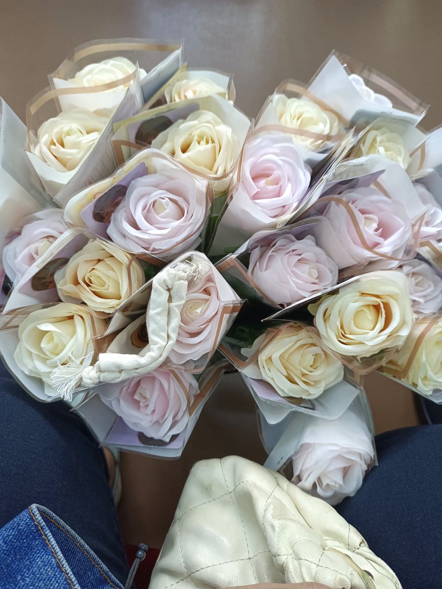 hourlykevins's tweet image. gais kalau ada yang liat orang bawa-bawa paperbag isi bunga di stasiun atau ice samperin aja ya xixi☺