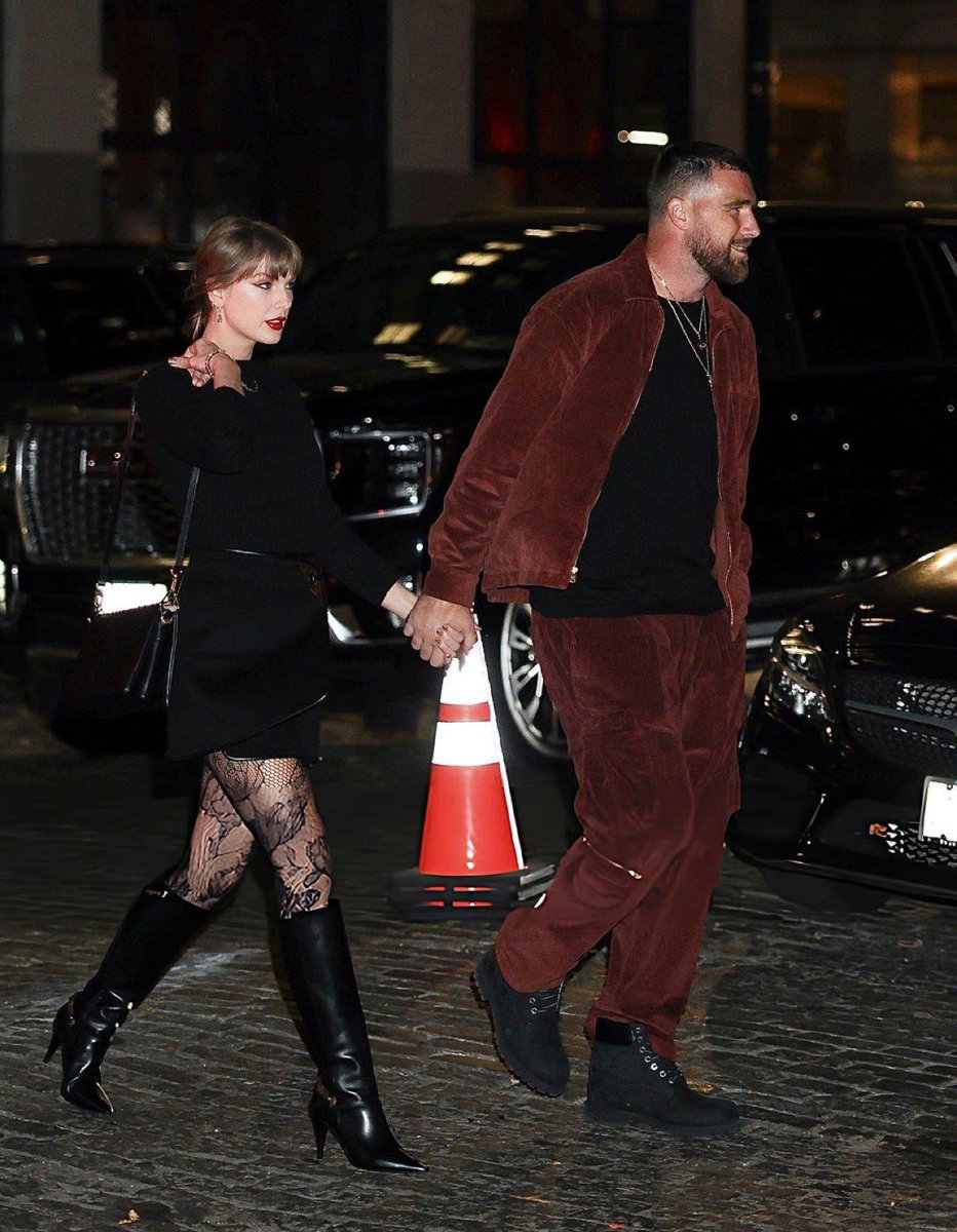 tswmedia13's tweet image. Taylor Swift and Travis Kelce were spotted in New York City last night!
