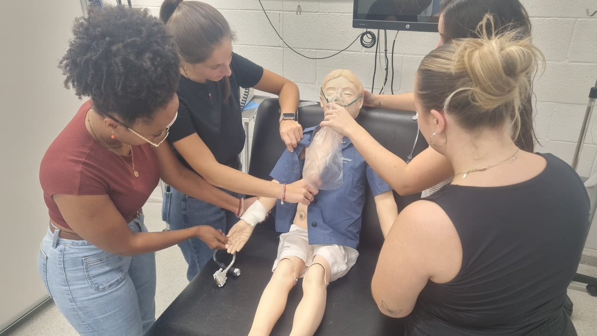 👶💉 Formació en l’atenció al nen greu

Del  27 al 30 d’octubre, el CFIS va acollir una nova jornada del curs  adreçat a infermeres 🩺, centrada en l’abordatge i l’atenció al  nen en situació crítica.

<a href="/universitatURV/">Universitat Rovira i Virgili</a> <a href="/fundacioURV/">Fundació URV</a> <a href="/URVmedicina/">Facultat de Medicina i Ciències de la Salut</a>