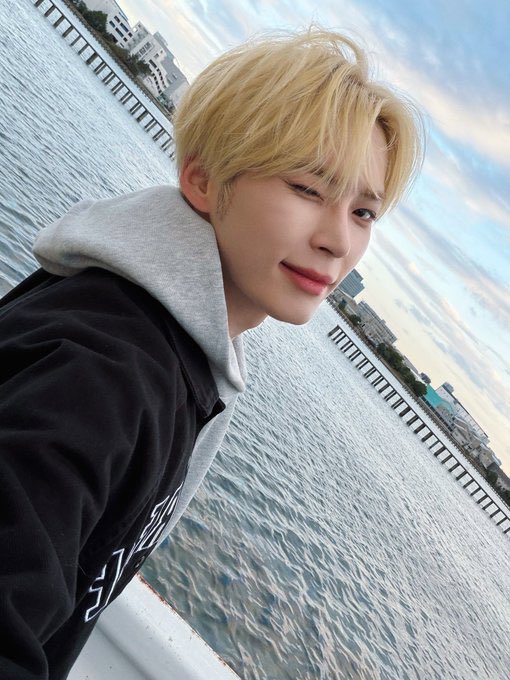 shanmbin's tweet image. Wild how everything looks better as soon as you're in my sight.