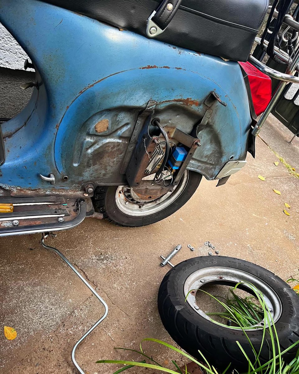 jeff_orange's tweet image. 久しぶりに乗ろうと思ったらリアタイアの空気抜けててスペアに交換。フロントもギリ。いじけちゃったんだね。ごめんよ、ブルー。 #vespa #p200e #scooter