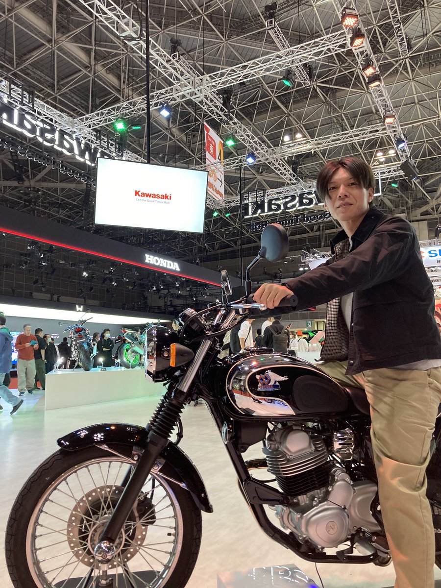 Kawasaki_JPN's tweet photo. カワサキブースに2025 MEGURO S1 ACTION VIDEOに出演の方がご来場されました。ムービーをバックに跨って頂きました。ありがとうございました！

出演のACTION VIDEOもぜひご覧ください！
https://t.co/LjwBN6eOOK

#いくっしょモビショー #カワサキ #MEGUROS1 https://t.co/V0IybyjOoA