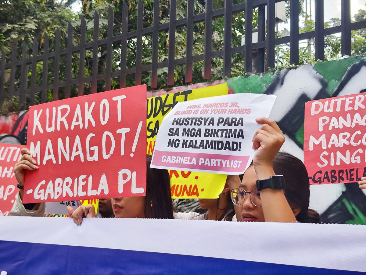 GabrielaWomenPL's tweet image. “PRES. MARCOS JR., BLOOD IS ON YOUR HANDS.”

Gabriela Women’s Party joined the Black Friday Protest in Katipunan to condemn flood control corruption amid the Cebu floods. 

#LabanKababaihan #LabanGabriela