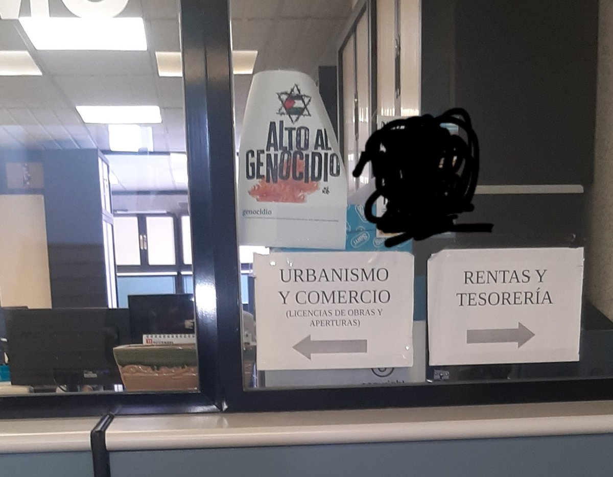 Leomon81746568's tweet image. ¿Porqué permiten en un edificio público que un funcionario haga política?
Nota: gobierna el #psoeazul 
Es el ayuntamiento.