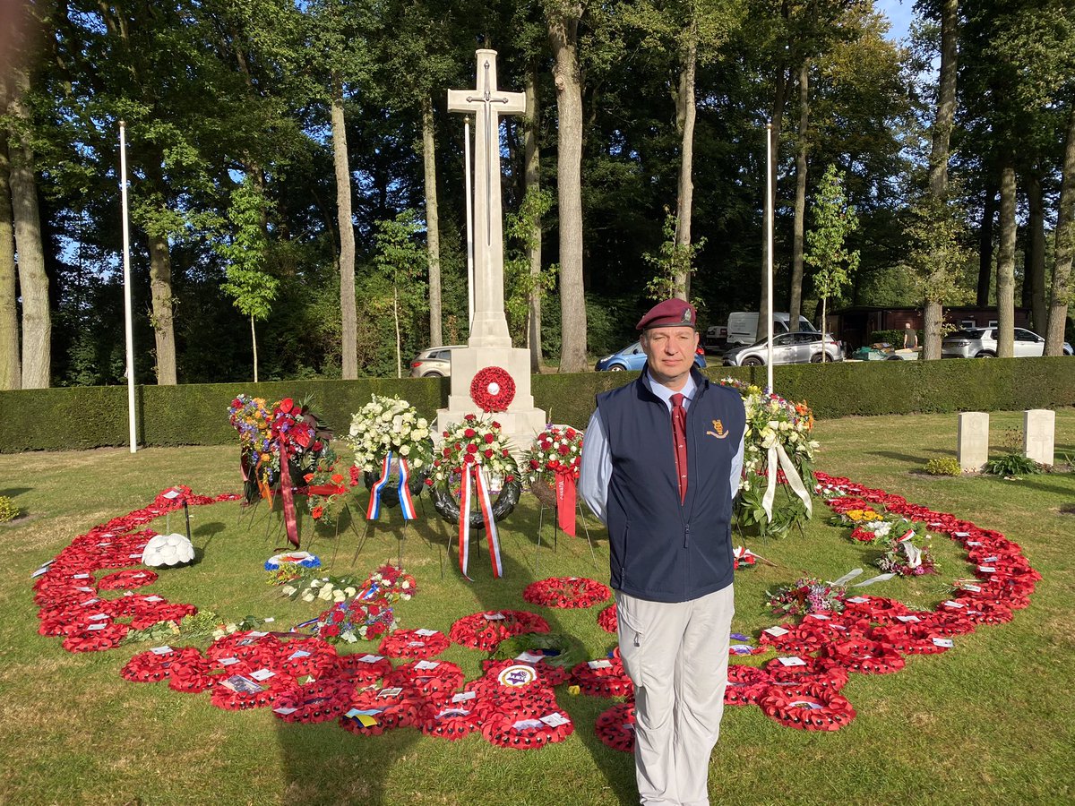 Taitster25's tweet photo. His Chief of Staff Lt Col Charles Mackenzie wears his Queen's Own Cameroon Highlanders cap badge in his #Airborne maroon beret @airbornemuseum a tradition continued in @16AirAssltBCT where I wore my #KOSB cap badge and again at #Arnhem80.
#WeWillRememberThem https://t.co/yI7ajtwWLu
