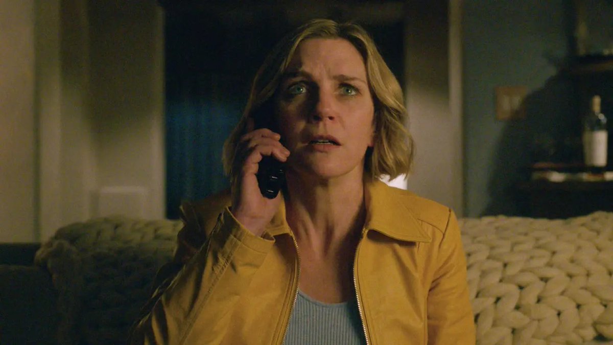 Pluribus: pilot esplèndid, dels millors que he vist últimament, com un capítol de La dimensió desconeguda amb l'estètica de Breaking Bad. La resta dels capítols, Rhea Seehorn, estel·lar, aguanta el pes d'una trama que transcorre sense pressa i en què l'amabilitat és una amenaça