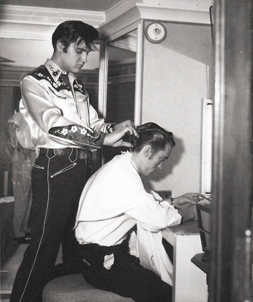 DannyDrinksWine's tweet image. Elvis Presley cutting Johnny Cash&apos;s hair, 1960.