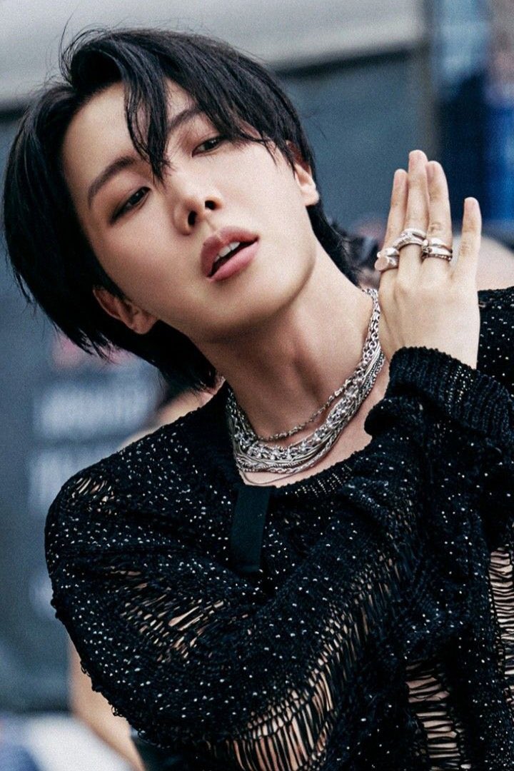 ama_ama_loveban's tweet image. 今まさにホビにトロフィーあげる時なんだよ🏆今しか無いんだよ‼️
絶対最後まで諦めない✊🏻

1RP＝1VOTE

I vote #jhope for #2025MAMAVOTE