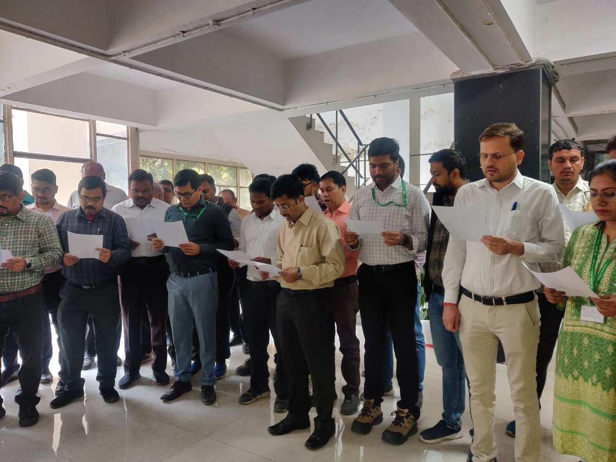 csmrsdelhi's tweet photo. CSMRS celebrated the 150th anniversary of the national song Vande Mataram. To mark this occasion, a collective singing event was organized, during which the Director, officials, and staff joined together to honor our national song.
#JalShakti
#DoWR
#VandeMatram https://t.co/26wabFV4e6