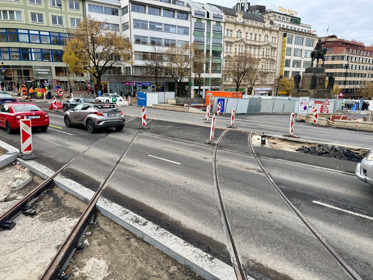 TT MUZEUM A VÁCLAVSKÉ NÁMĚSTÍ 🚋🏗️ | Od září už montujeme kolejnice od kusé koleje (která je položena mezi historickou a novou budovou Národního muzea 🏛️) směrem k Wilsonově ulici a také na druhé straně k Legerově ulici. Současně jsme také vybudovali odbočku pro budoucí TT ve