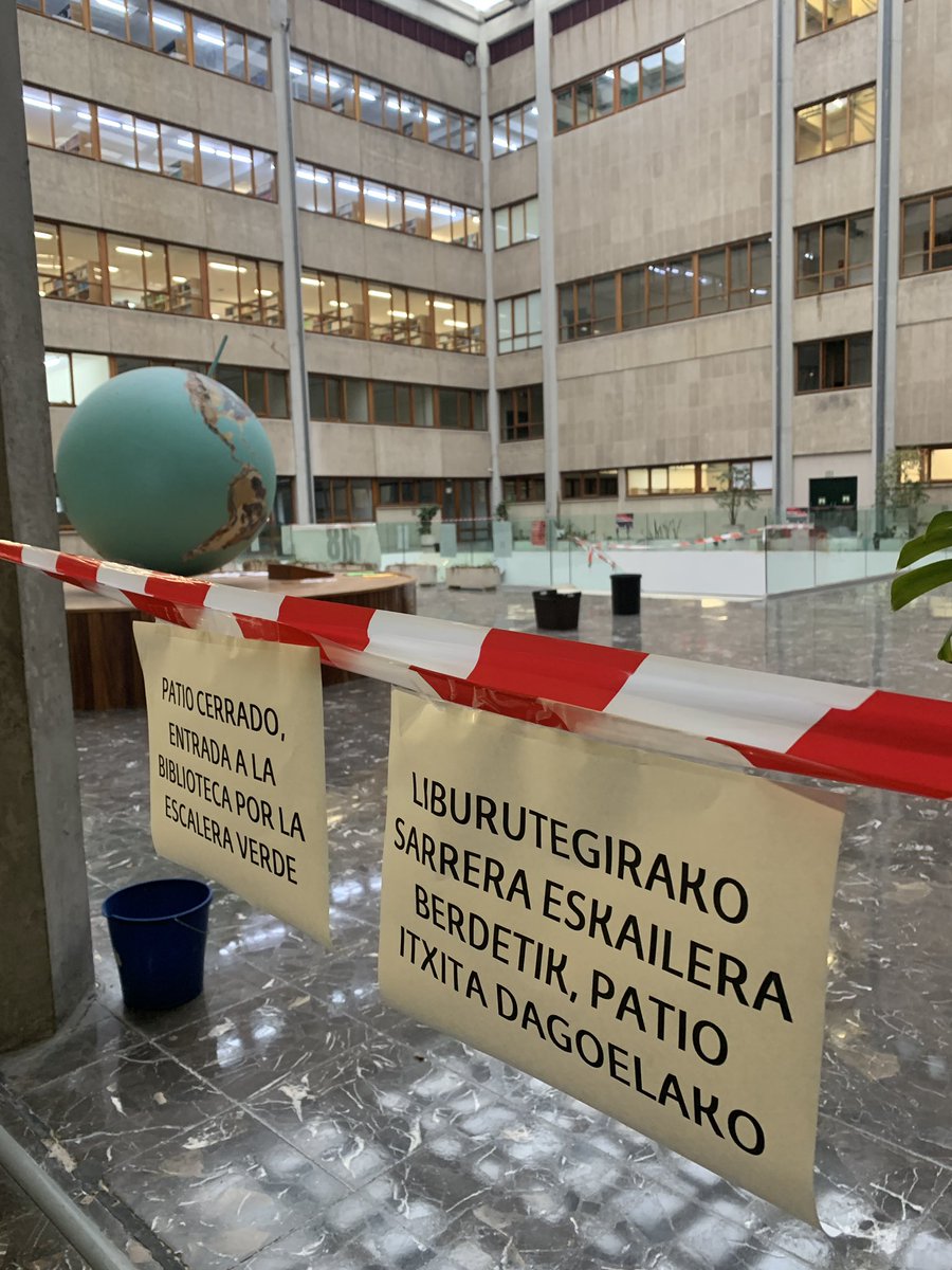 Leioako <a href="/upvehu/">UPV/EHU</a>|ko liburutegira igotzeko eskailerak itxita, itoginak direla eta. Euskal Herrian euria nahiko hiperbolikoa izaten baita.