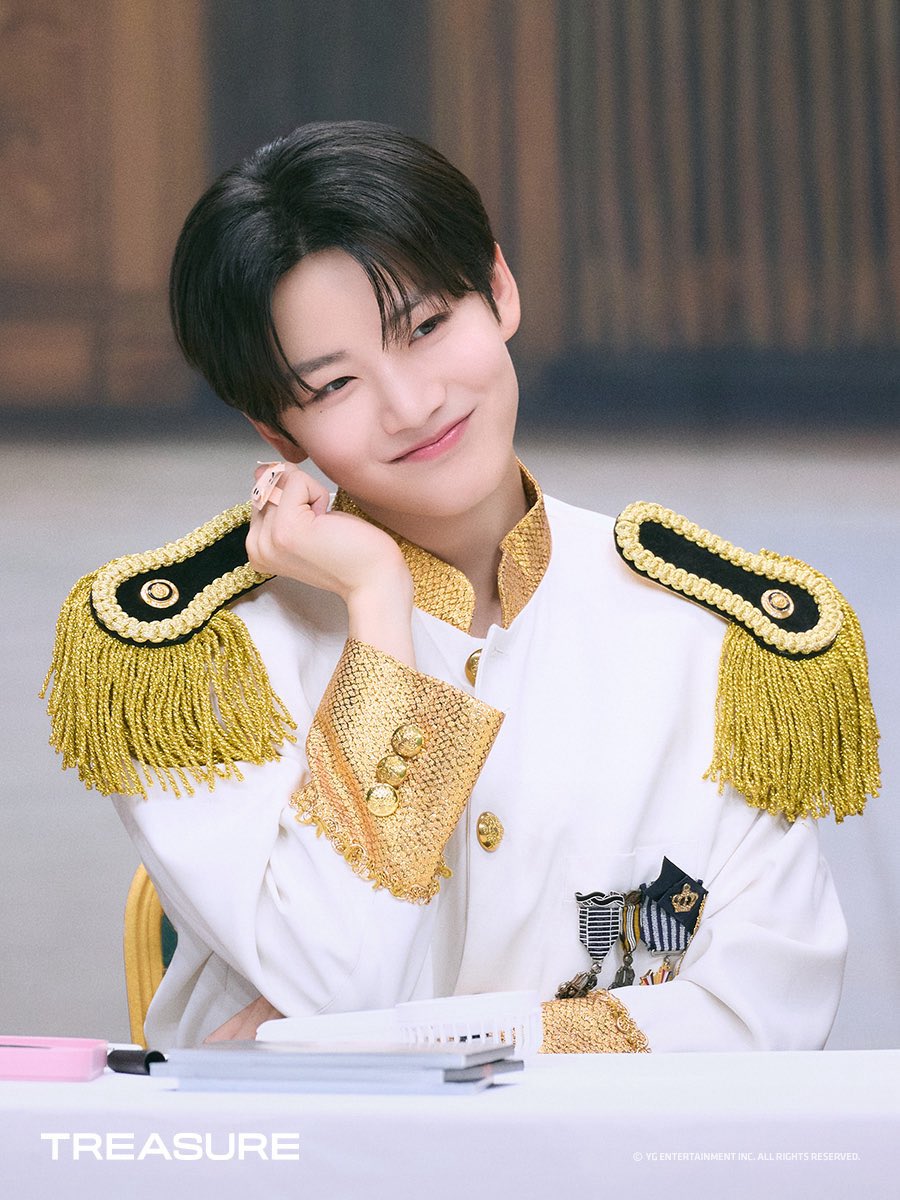 hooniekyu1409's tweet image. king and queen 👑