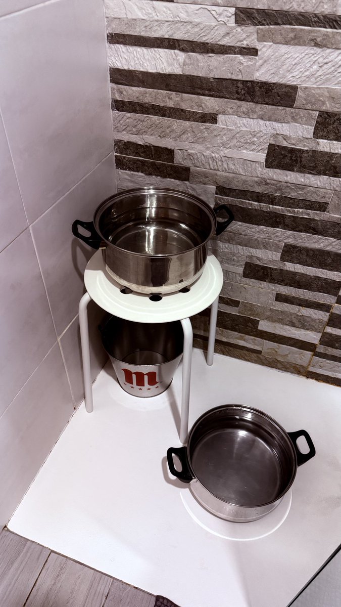 Moonblows's tweet image. Tercer día de ducha a golpe de olla y cubo de @mahou_es . Gracias @nedgia por la pésima gestión y tenerme sin gas con 5 grados en la calle.