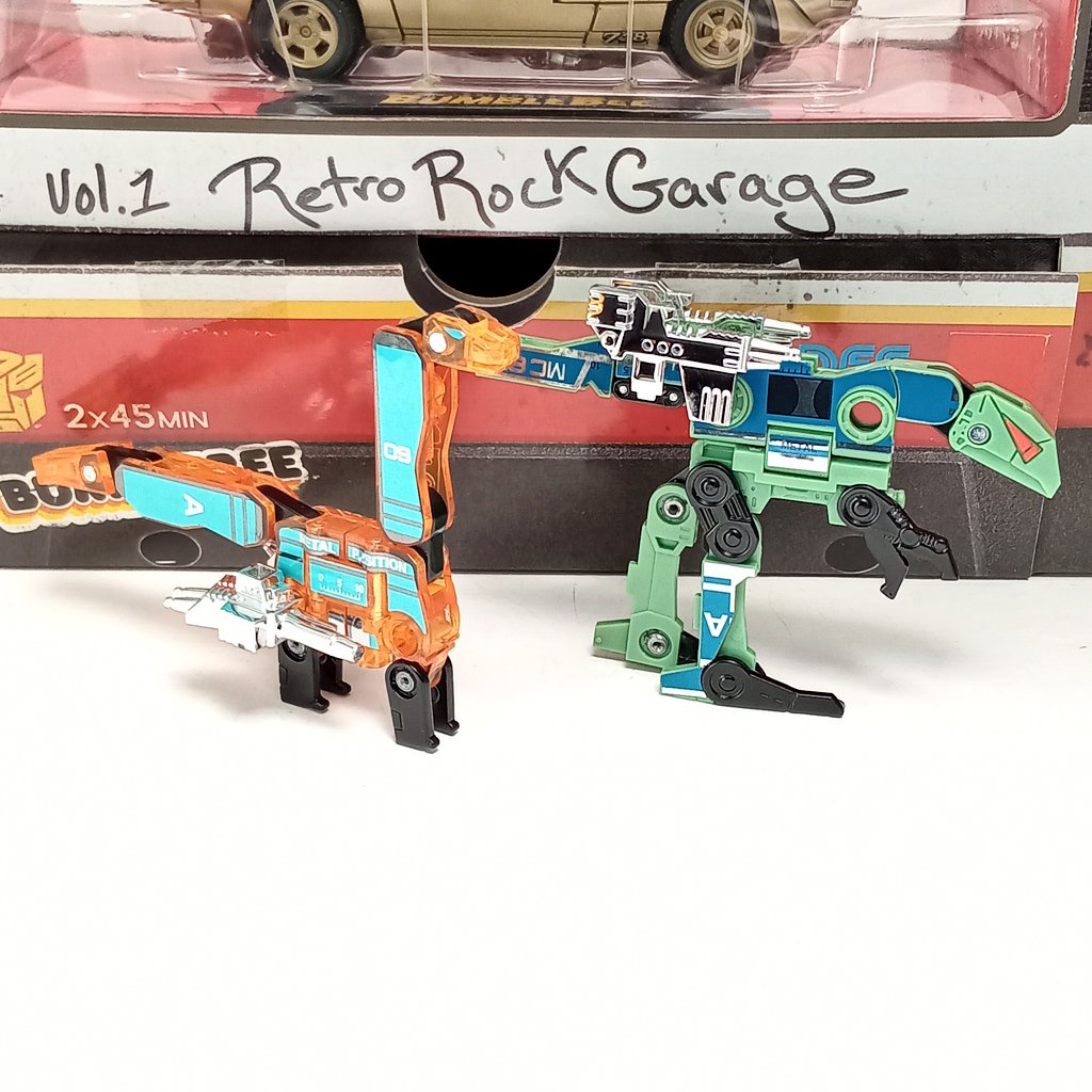 lattice_T_OSK's tweet image. VOL.1 レトロロックガレージのDairu（右）とUruaz（左）

ダイルはオートボットで、元玩具ままの復刻的。
一方のUruazは元玩具からカラー変更、所属もディセプティコンに変更、元のザウル（Zauru）の逆さ読み。
で、この二体が合体する（元玩具だとレッグアウト）

#トランスフォーマー
#Transformers