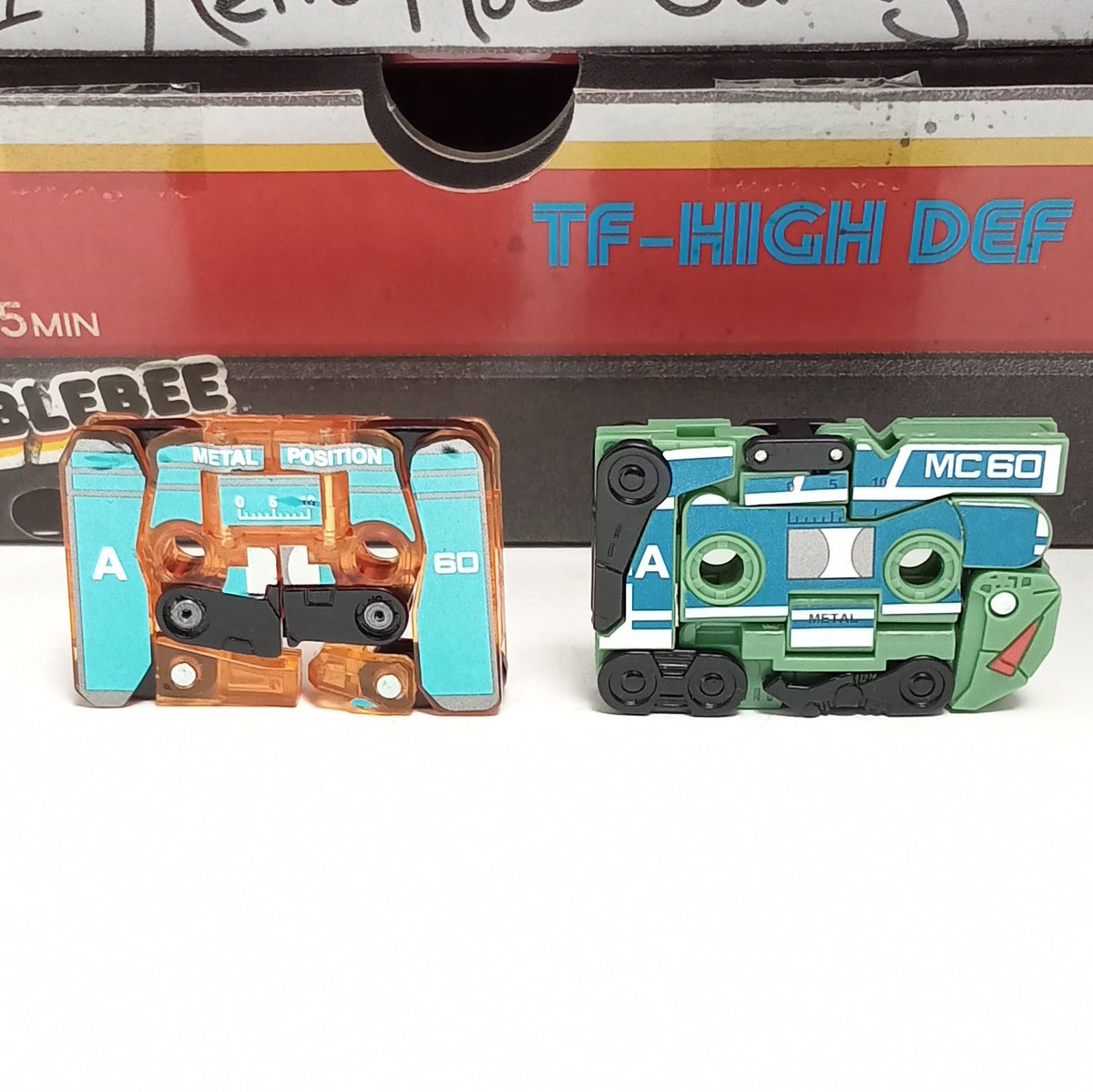 lattice_T_OSK's tweet image. VOL.1 レトロロックガレージのDairu（右）とUruaz（左）

ダイルはオートボットで、元玩具ままの復刻的。
一方のUruazは元玩具からカラー変更、所属もディセプティコンに変更、元のザウル（Zauru）の逆さ読み。
で、この二体が合体する（元玩具だとレッグアウト）

#トランスフォーマー
#Transformers