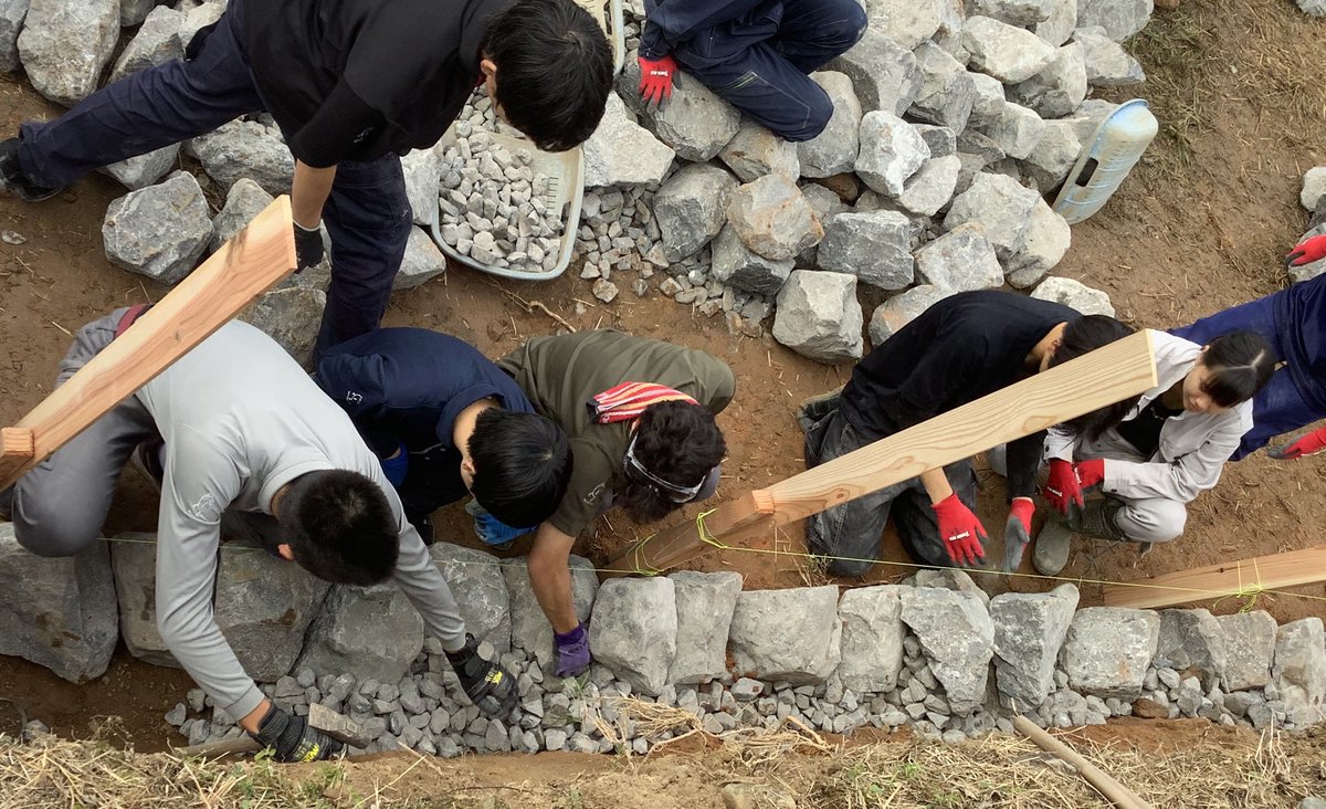 第３回石積み甲子園が高知県の四万十町で11/2に開催されました🪨
優勝は徳島県立城西西高等学校神山校！🏆
空石積み工法で高校生たちが技術を競い合い、地域の伝統技術継承に貢献しています。
土木の基礎技術を次世代へ。当社は竹中土木<a href="/TAKENAKA_DOBOKU/">竹中土木【公式】</a>と共にこの取組みを応援しています💪