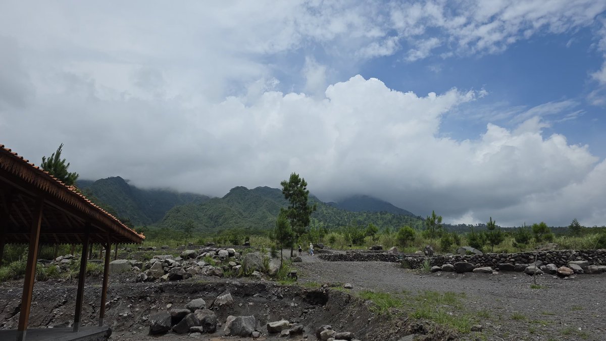 Refreshing di kaki Merapi