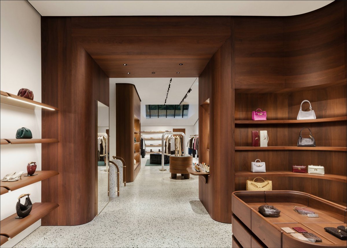 cppluxury's tweet image. BOTTEGA VENETA opens new boutique in Amsterdam at PC Hoofstraat

#BottegaVeneta #Amsterdam #Holland #luxuryfashion #luxury #fashion #luxurybags #luxuryaccessories #luxuryretail #luxuryboutique #Kering @KeringGroup