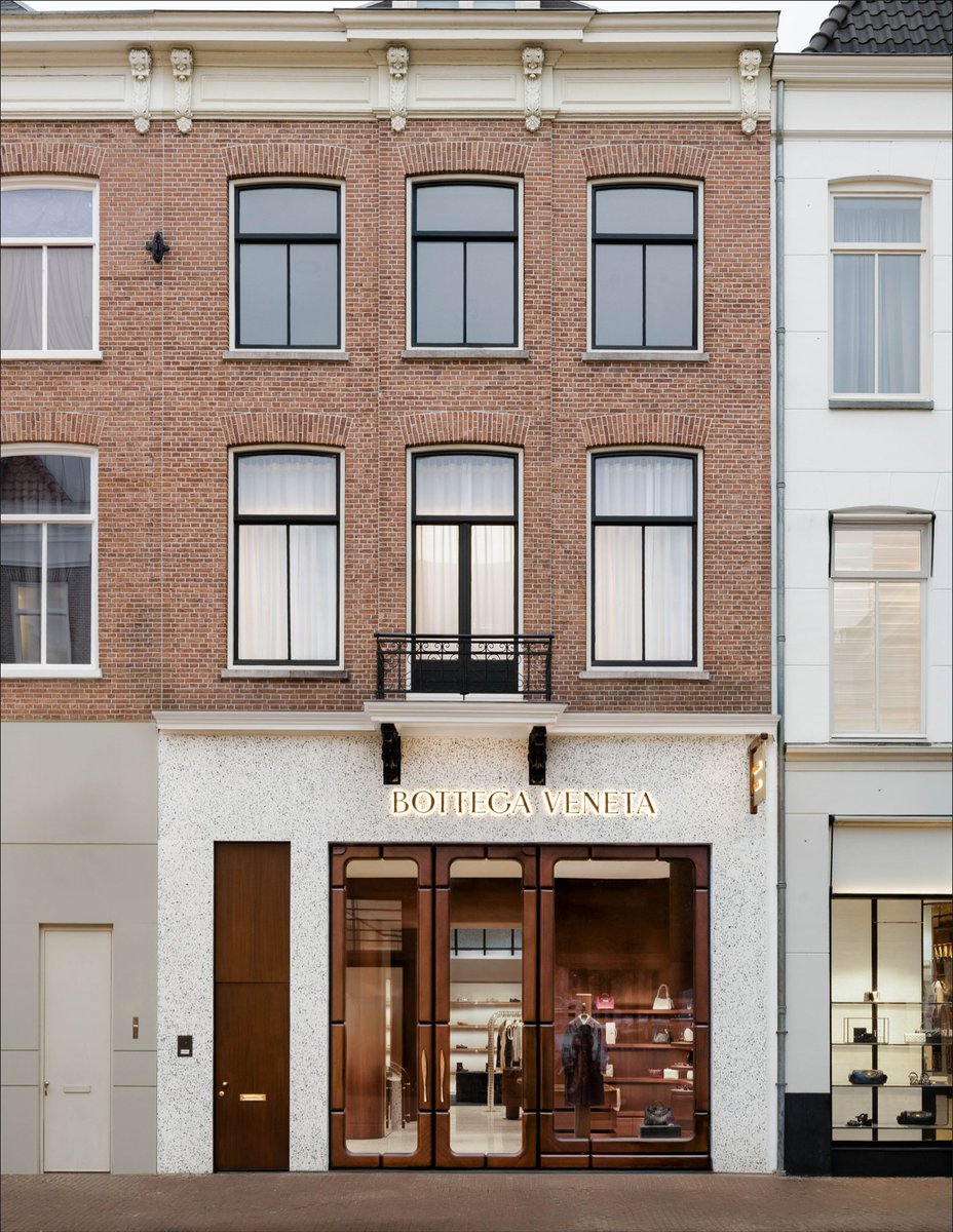 cppluxury's tweet image. BOTTEGA VENETA opens new boutique in Amsterdam at PC Hoofstraat

#BottegaVeneta #Amsterdam #Holland #luxuryfashion #luxury #fashion #luxurybags #luxuryaccessories #luxuryretail #luxuryboutique #Kering @KeringGroup