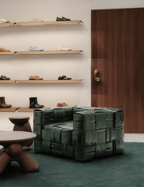 cppluxury's tweet image. BOTTEGA VENETA opens new boutique in Amsterdam at PC Hoofstraat

#BottegaVeneta #Amsterdam #Holland #luxuryfashion #luxury #fashion #luxurybags #luxuryaccessories #luxuryretail #luxuryboutique #Kering @KeringGroup