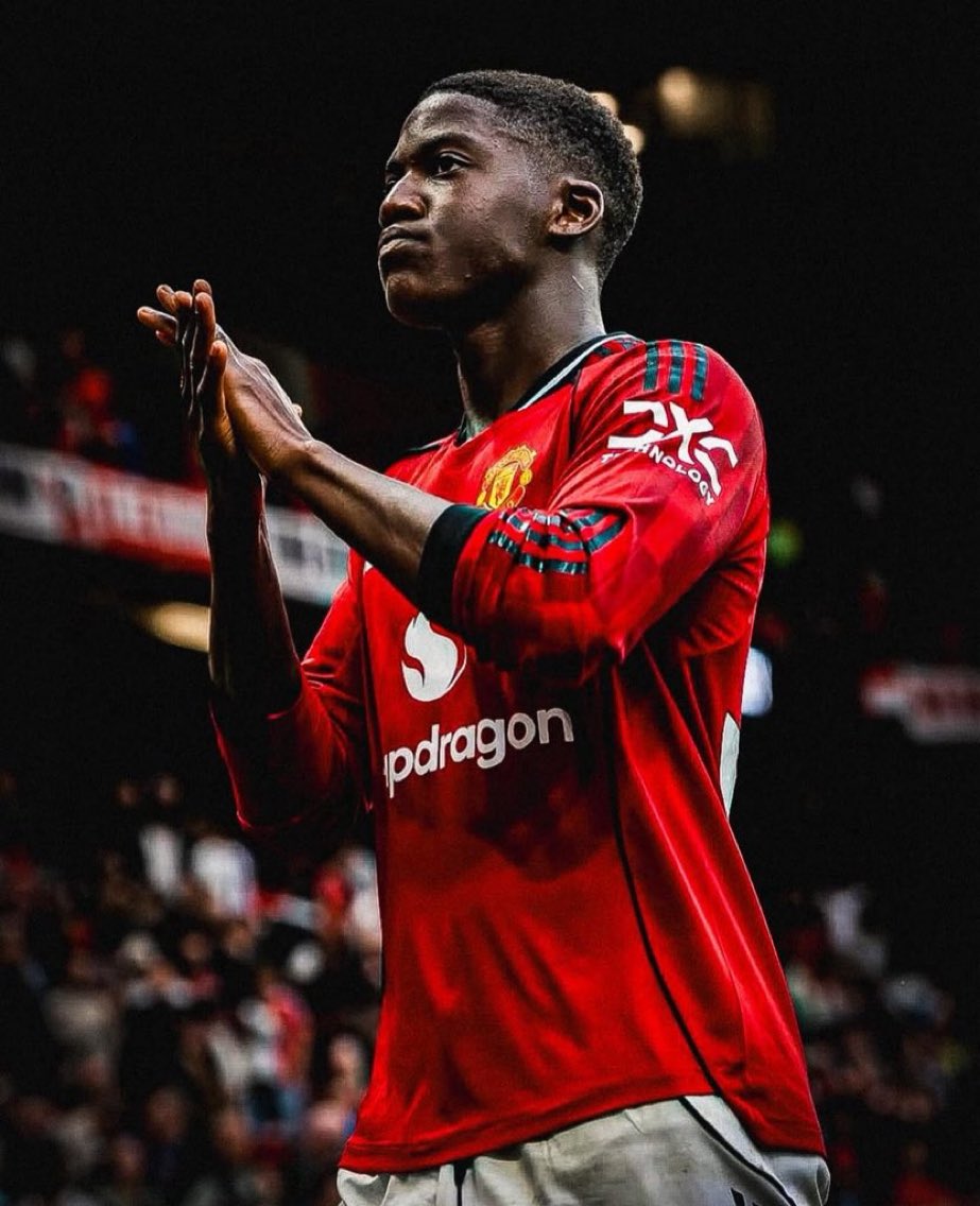 والله حرام ماينو يطلع .. موهبه صاعده لكن الفتره الاخيره مدري شفيه ،حتى يوم ينزل للملعب تحسه بعالم اخر..

نسخة تين هاغ شكلها ما راح تتكرر