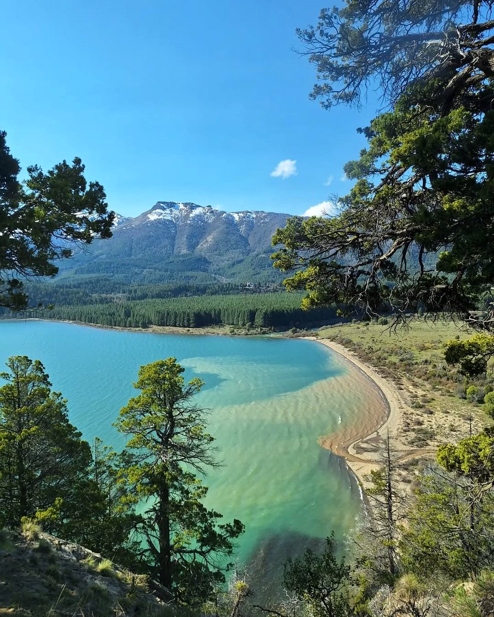 soymariche's tweet photo. Llega el finde y paisajea! #LagoFiloHuaHum,espejo neuquino para que agenden y conozcan. Forma parte del Pque.Nacional Lanín y pueden sumar al recorrido la visita a Villa Meliquina otro paraíso de montaña imperdible. #vivichileta👏🏼 #BuenViernes twitter! Patagonia Argentina😉🩵💙💚 https://t.co/7inKmtkDOn