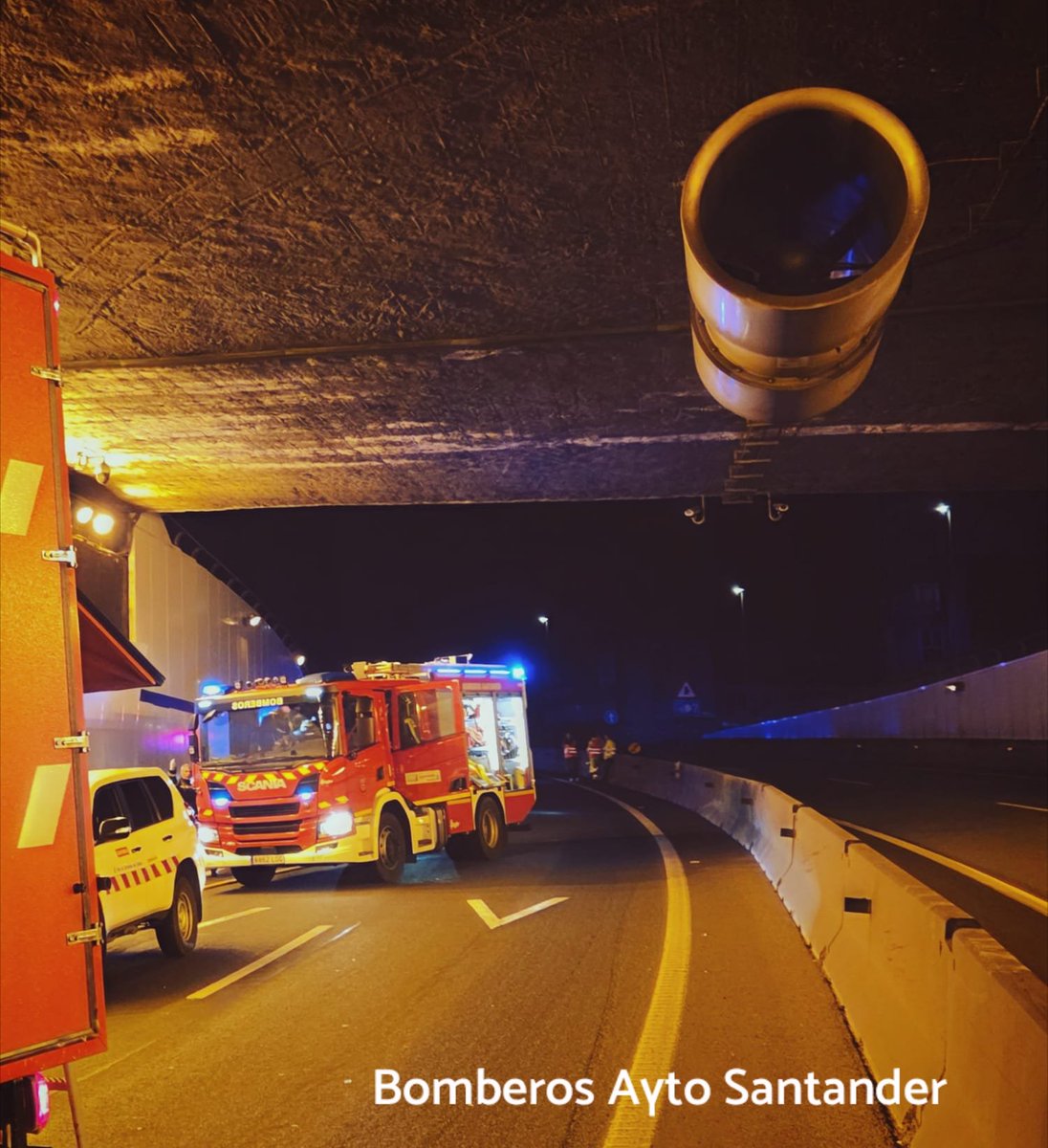 SIMULACRO
Está noche hemos participado en un simulacro en el interior del túnel de S-10 a su paso por Maliaño junto a #BomberosCamargo
Desplazamos un autotanque 🚒 que interviene en un supuesto de accidente con incendio en el interior.