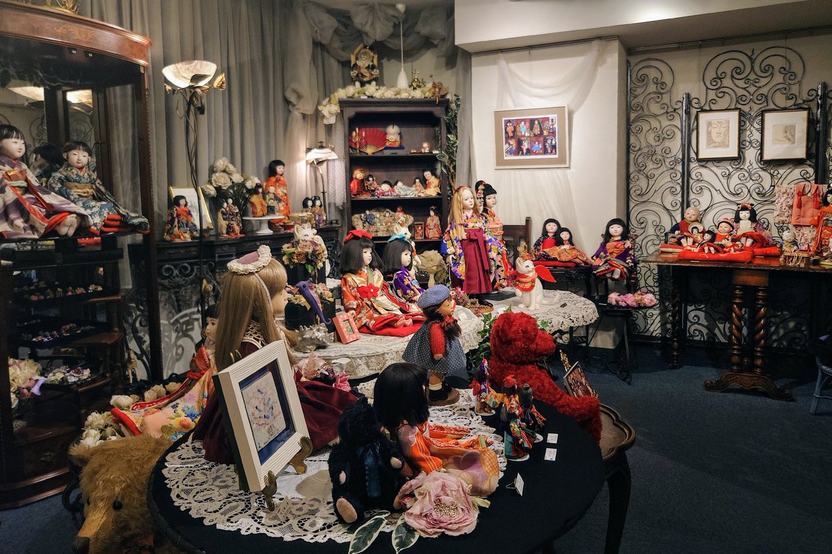 銀座人形館 Angel Dolls さんにお伺いしました。
秋の和人形展が開催中です。

出展作家は、中島みきこ、長谷川裕子、清水真理、松乾斎東光、kumiko、緋緒、大野美香、滝ロ朋子、須籘陽子（ノスタルジー画）、岡馬公子（和物）です(敬称略)。

1枚目は  #清水真理 様の 黒紅 です。
皆様も是非！