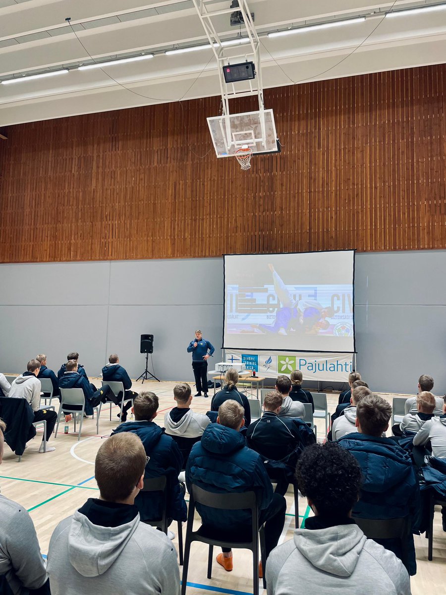 Hienoa oli päästä tänään kertomaan omasta huippu-urheilijan polusta meidän varusmiehille. Toivottavasti jotain uusia ajatuksia heräsi! #urheilukoulu