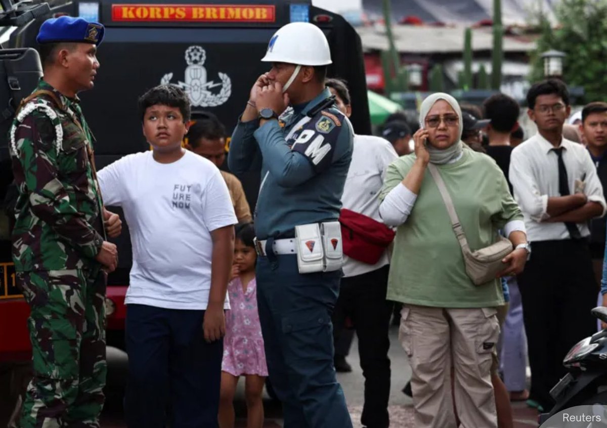 NewsBFM's tweet image. At least 54 people, mostly students, were injured and hospitalised after an explosion during Friday prayers at a mosque in a school complex in Jakarta. 

Authorities are investigating the cause and whether terrorism was involved, while an anti-bomb squad found toy rifles and a…