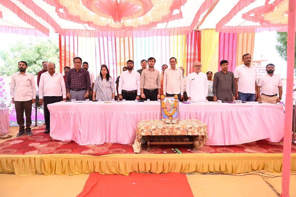 TBChhangaBJP's tweet photo. રાષ્ટ્રગીત “વંદે માતરમ્” ના નિર્માણને 150 વર્ષ પૂર્ણ થવાના પાવન અવસરે “વંદે માતરમ્ @ 150 ઉજવણી” સંદર્ભે રાષ્ટ્રગીતના મૂળ સ્વરૂપનું સમૂહગાયન કરવામાં આવ્યું.

રાષ્ટ્રીયતાના મંત્રરૂપે ગુંજી ઉઠેલું આ ગીત આપણામાં ગૌરવ, શૌર્ય અને મા ભારતી માટેની ઊંડી લાગણી પ્રગટ કરે છે.

આ અવસરે સૌએ સ્વદેશી અપનાવવાના સંકલ્પ લીધો. 

#VandeMataram150
#MosGujarat #TrikamChhanga #MLAAnjar