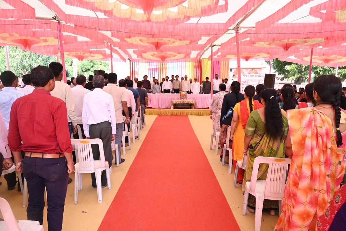 TBChhangaBJP's tweet photo. રાષ્ટ્રગીત “વંદે માતરમ્” ના નિર્માણને 150 વર્ષ પૂર્ણ થવાના પાવન અવસરે “વંદે માતરમ્ @ 150 ઉજવણી” સંદર્ભે રાષ્ટ્રગીતના મૂળ સ્વરૂપનું સમૂહગાયન કરવામાં આવ્યું.

રાષ્ટ્રીયતાના મંત્રરૂપે ગુંજી ઉઠેલું આ ગીત આપણામાં ગૌરવ, શૌર્ય અને મા ભારતી માટેની ઊંડી લાગણી પ્રગટ કરે છે.

આ અવસરે સૌએ સ્વદેશી અપનાવવાના સંકલ્પ લીધો. 

#VandeMataram150
#MosGujarat #TrikamChhanga #MLAAnjar
