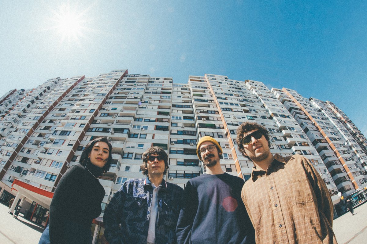 Beogradska grupa proto tip predstavlja novi singl, „u svađi sa celim svetom“, koji je dostupan na svim digitalnim platformama i na bandcamp-u. Video spot u režiji Ane Đurović pogledajte na YouTube kanalu benda.

youtube.com/watch?v=PkQAYK… : prototip.bandcamp.com/track/u-sva-i-…