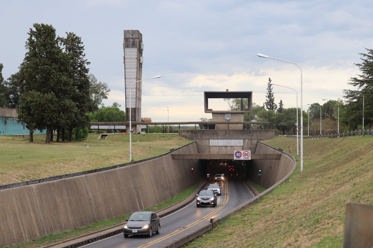 Atención⚠️
Calzada húmeda y lluvia en los accesos al #TúnelSubfluvial, conducir con precaución extremando las medidas de seguridad. El viaducto opera con normalidad. 
#SantaFe #Paraná
