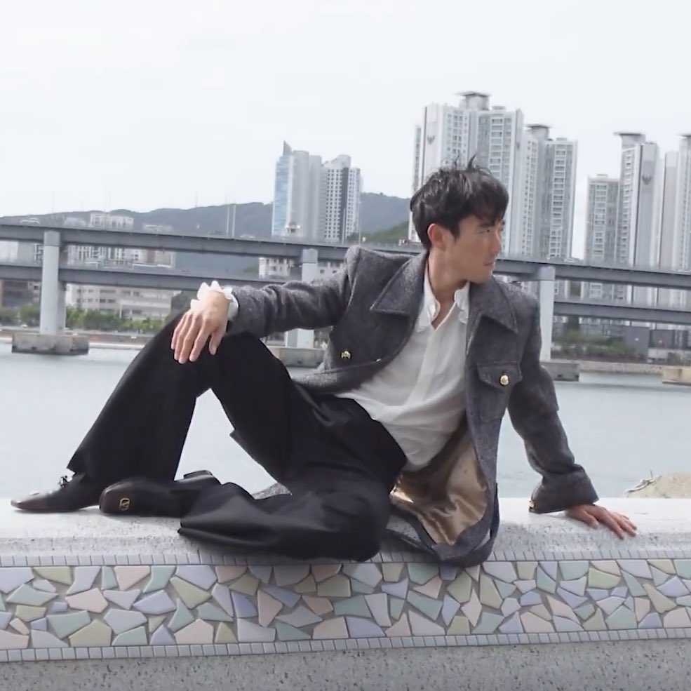 kindestcuts's tweet image. stop this manspreading pose because i’m UNWELL