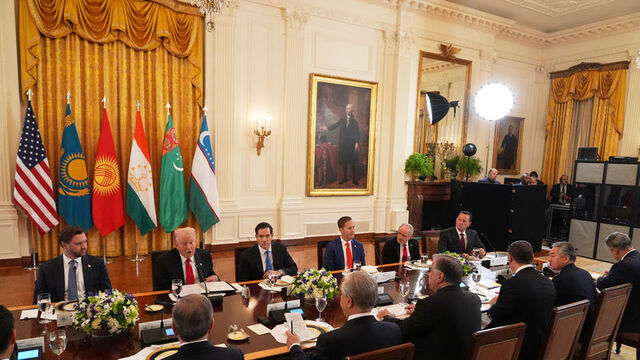 ideomedya's tweet photo. ‘Büyük Turan’ Washington’da ‘el pençe divan’: “Başkan Trump siz göklerden gönderilmiş büyük bir lider ve devlet adamısınız.”

ABD Başkanı Donald Trump,  C5+1 formatında düzenlenen zirve kapsamında Kazakistan, Kırgızistan, Tacikistan, Türkmenistan ve Özbekistan liderlerini Beyaz Saray'da ağırladı.

Trump'ın Beyaz Saray'da düzenlediği akşam yemeğine Kazakistan Cumhurbaşkanı Kasım Cömert Tokayev, Kırgızistan Cumhurbaşkanı Sadır Caparov, Tacikistan Cumhurbaşkanı İmamali Rahman, Türkmenistan Cumhurbaşkanı Serdar Berdimuhamedov ve Özbekistan Cumhurbaşkanı Şevket Mirziyoyev katıldı.

• Trump: "Amerika'nın bu ülkelerle ortaklığını her zamankinden daha güçlü hale getirmeye kararlıyım."

• Kazakistan Cumhurbaşkanı Tokayev: “Başkan Trump siz göklerden gönderilmiş büyük bir lider ve devlet adamısınız. Çok sayıda ülkede milyonlarca insan size minnettar. Başkanlığınızda Amerika altın bir çağa giriyor. Vizyonunuzu takdir ediyorum.”

• Özbekistan Cumhurbaşkanı Mirzizoyev: "Daha önce hiçbir ABD başkanı Orta Asya'ya sizin gösterdiğiniz ilgiyi göstermemişti."

• Tacikistan Cumhurbaşkanı Rahman: “Orta Asya ülkeleri zengin kaynaklara sahip, hem ABD hem de Avrupa ile işbirliğine hazırız.”

• Kırgızistan Cumhurbaşkanı Caparov: “ABD ile C5 ülkeleri arasındaki işbirliğinin birçok alanda geliştirilebilir, bu zirve önemli bir dönüm noktası. Özellikle ekonomik, ticari ve nadir elementler konusunda yeni işbirliklerine hazırız.”

ABD ile Orta Asya ülkeleri arasında ilk olarak 2015'te dışişleri bakanları düzeyinde C5+1 formatında oluşturulan forum, 20 Eylül 2023'te devlet başkanları düzeyine yükseltilmişti.

Dönemin ABD Başkanı Joe Biden'ın New York'ta ev sahipliği yaptığı ilk ABD-Orta Asya Zirvesine Kazakistan, Kırgızistan, Özbekistan, Tacikistan ve Türkmenistan devlet başkanları katılmıştı.

Kazakistan, nadir toprak elementleri rezervlerinin yanı sıra dünyanın en büyük uranyum üreticisi konumunda bulunuyor. Özbekistan devasa altın rezervlerine sahip durumda ve Türkmenistan ise çok sayıda doğalgaz üretim bölgesine sahip.

Trump ayrıca, Kazakistan'ın İsrail’in bölgesel meşruiyetini güçlendirmek, işgal ve soykırım politikalarını 'normalleştirmek' üzere oluşturulan İbrahim Anlaşmaları'na resmen katılmayı kabul ettiğini ve imza töreninin kısa sürede yapılacağını açıkladı.