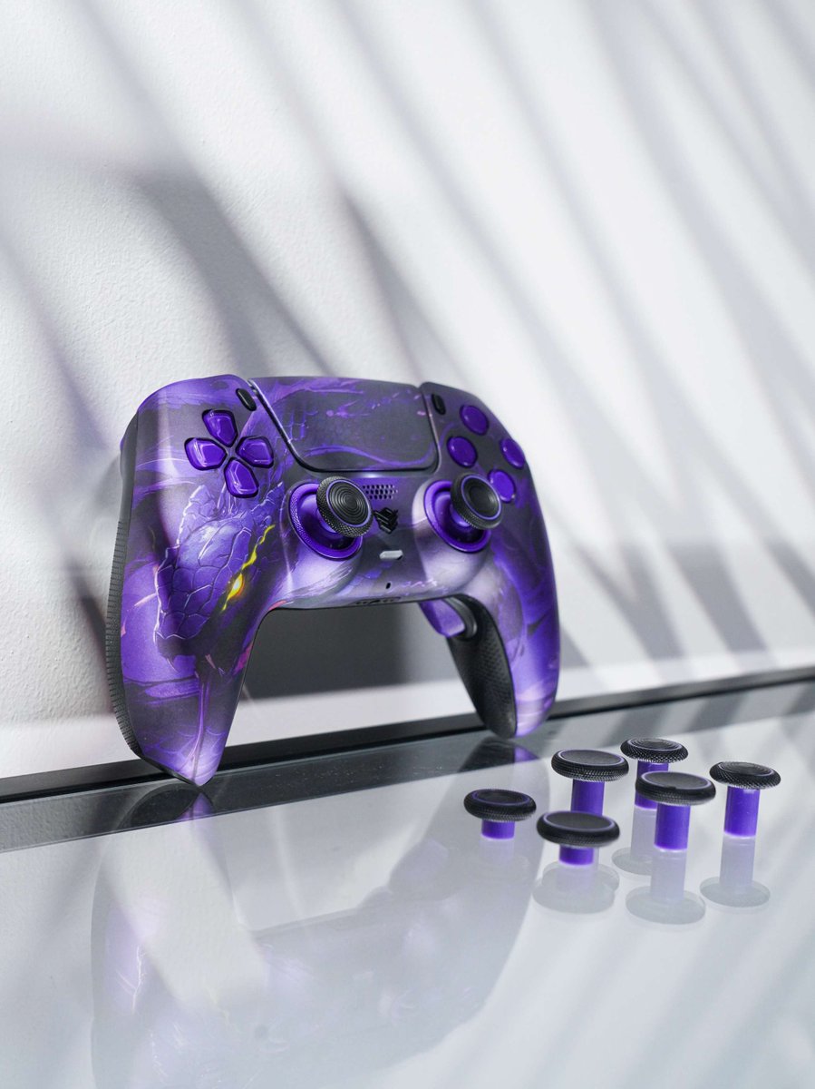 HexController's tweet image. Orochi Phantom 🐍
8 interchangeable thumbsticks.
Soft rubber grips.
All built for your perfect grip.