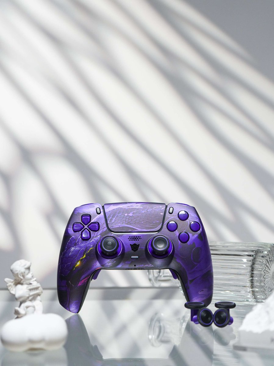 HexController's tweet image. Orochi Phantom 🐍
8 interchangeable thumbsticks.
Soft rubber grips.
All built for your perfect grip.