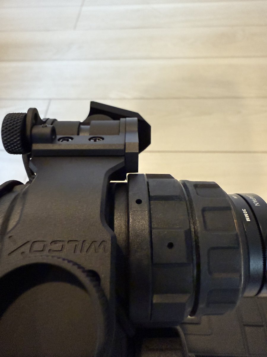 KJ52020913's tweet photo. wilcoxタイプのアームですが、どうやらg14ハウジングではそのまま取り付けると微妙に干渉して取り付け状態が少し斜めになってしまうようで、赤丸の部分を削ってあげるとピッタリつくようになります。 https://t.co/E8pgdQ67DD